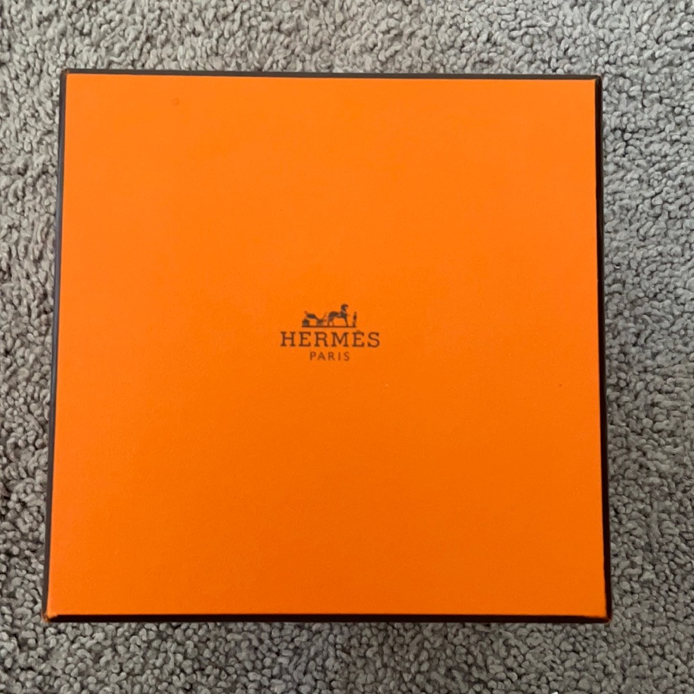Hermès box with ribbon
